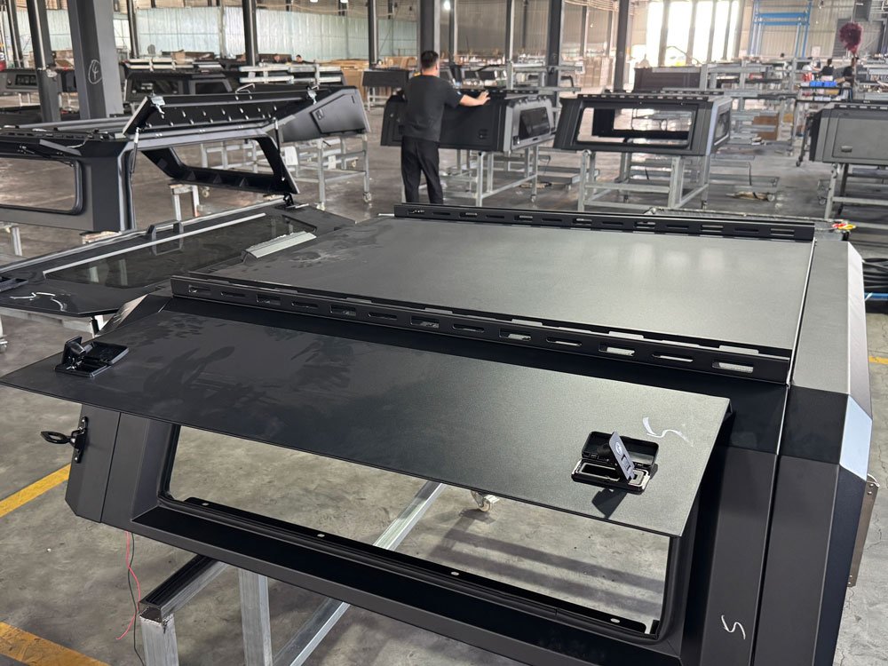 Truck canopy production at the SEMRISE factory